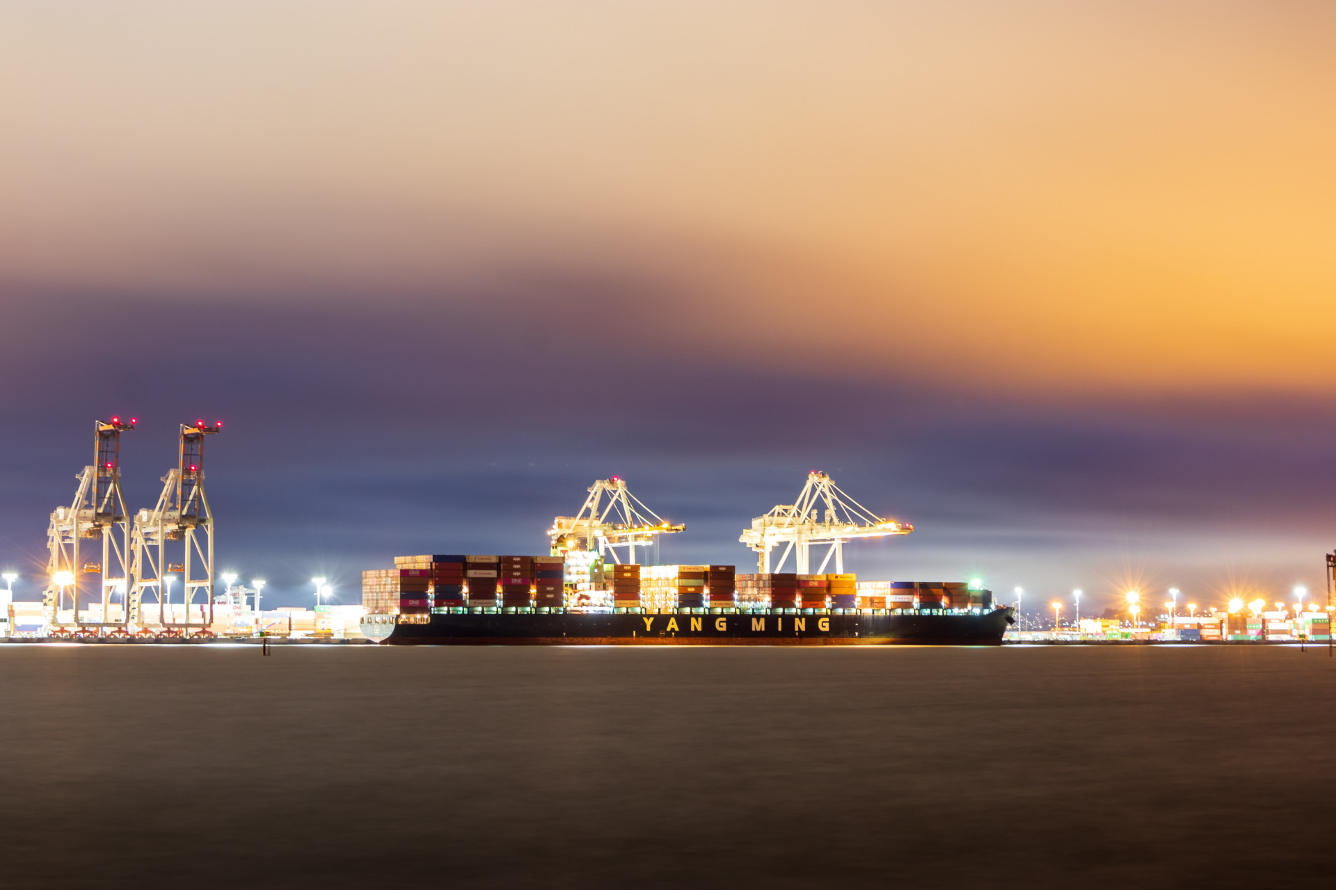 Containerschiff ist Bestandteil des Lieferkettenmanagements